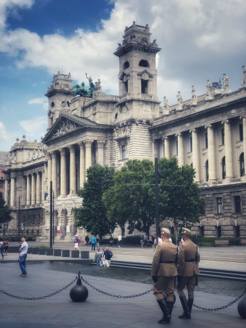 Parliament guards, with the Néprajzi Múzeum (Museum of Ethnography) in the background